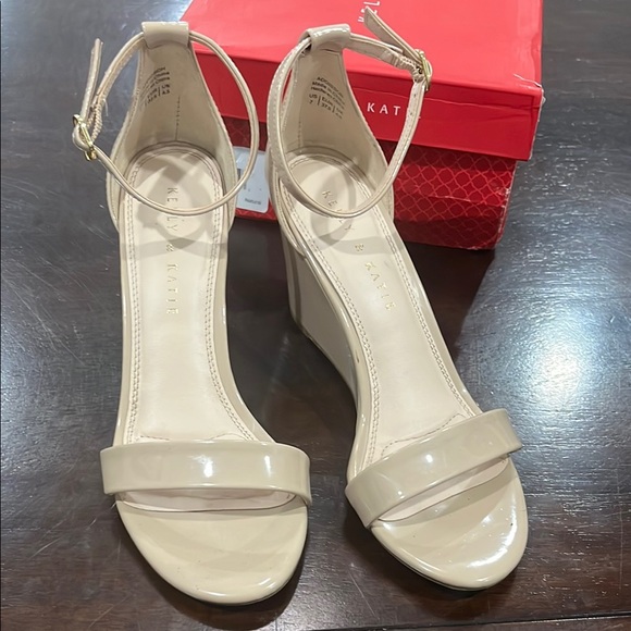 Kelly & Katie Women's Addison Cream Wedge Sandals in a Natural color size 7 - Picture 3 of 11